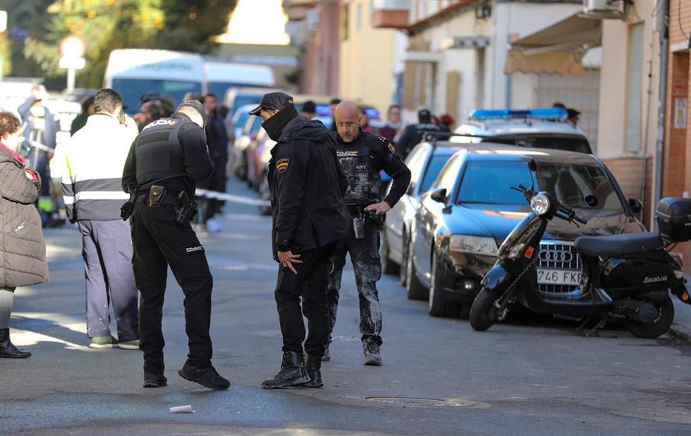 Imagen de agentes de la Policía Nacional que atendieron al aviso del incendio.