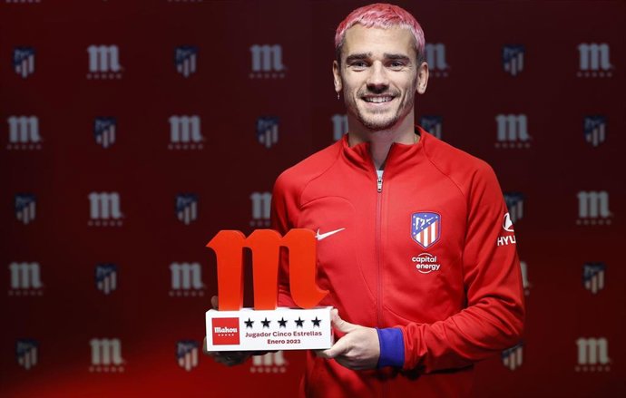 Antoine Griezmann posa con su premio al 'Jugador Cinco Estrellas' del Atlético de Madrid del mes de enero