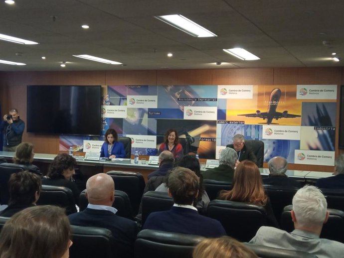 La consellera de Hacienda, Rosario Sánchez; la presidenta del Govern, Francina Armengo; y el presidente de la Cámara de Comercio, Eduardo Soriano.