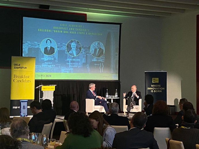 El candidato del PSC a la alcaldía de Barcelona, Jaume Collboni, y el abogado y ponente de la Constitución, Miquel Roca, en un diálogo este jueves.