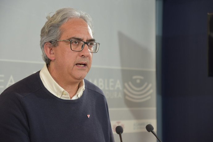 El diputado de Unidas por Extremadura Joaquín Macías en rueda de prensa en la Asamblea para valorar los datos de paro en enero en la región