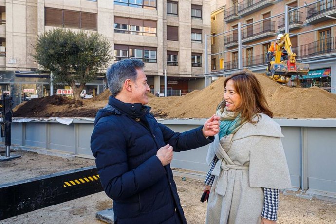 Regresan dos ejemplares de olivo a la plaza de Salamero, que estará terminada a mediados de marzo, con la asistencia de los consejeros municipales Víctor Serrano y Natalia Chueca
