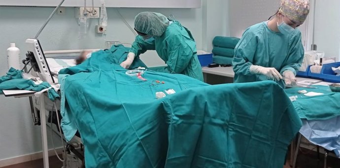 Enfermera implanta un acceso vascular en el Hispital Universitario Miguel Servet de Zaragoza.