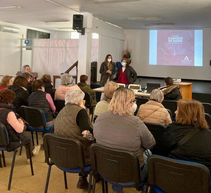 El Distrito Valle del Guadalhorce informa en Álora sobre el programa de detección de Cáncer de Mama