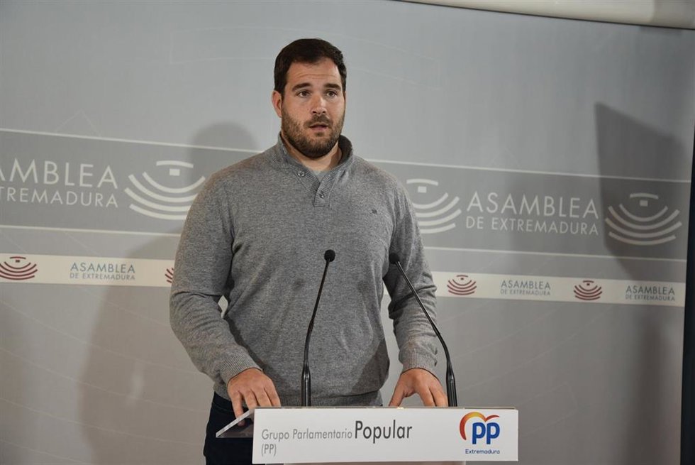 El diputado del PP en la Asamblea de Extremadura Javier Cienfuegos en rueda de prensa