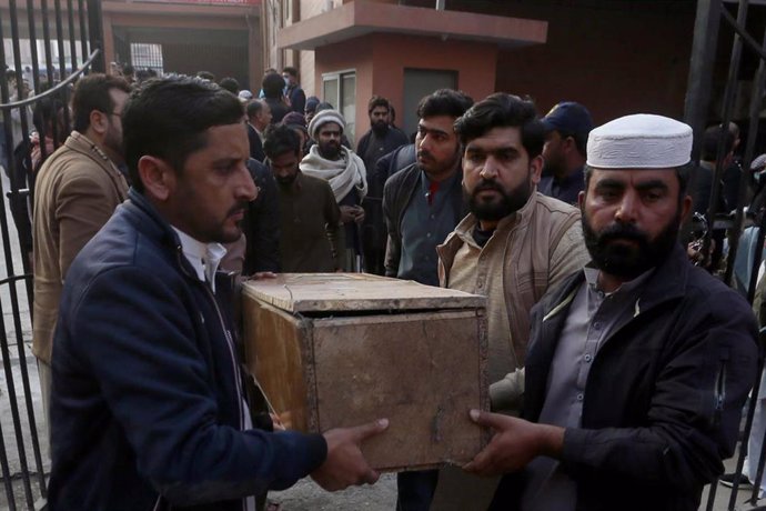 Un grupo de personas traslada el ataúd de una de las víctimas del atentado suicida en una mezquita en Peshawar, en el norte de Pakistán