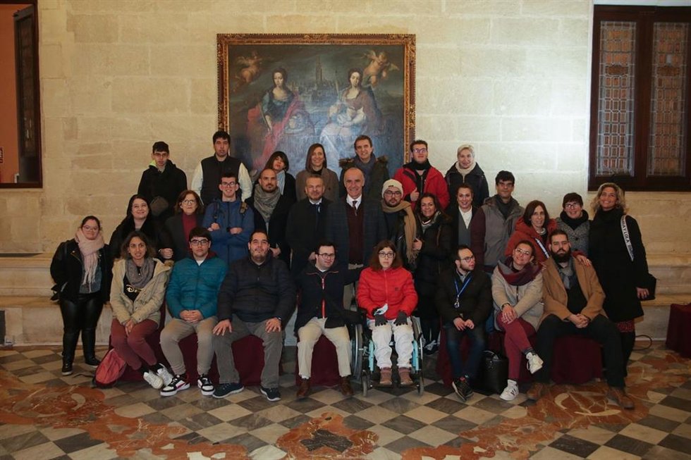 El alcalde de Sevilla, Antonio Muñoz, con entidades sociales, la UPO y la Fundación ONCE en el Ayuntamiento hispalense.