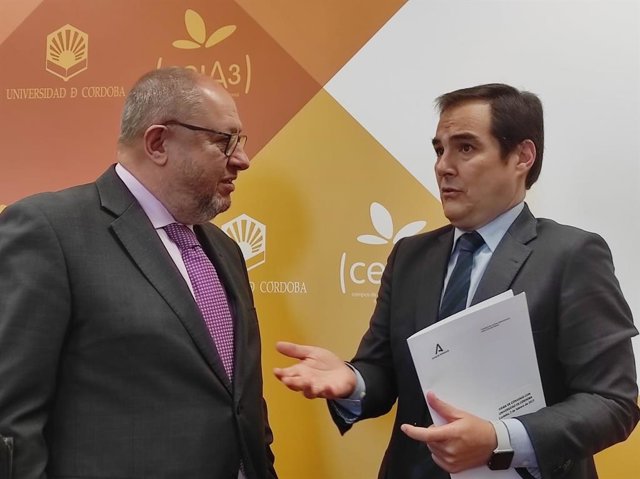 Nieto (dcha.) habla con Torralbo en el Rectorado de la UCO.