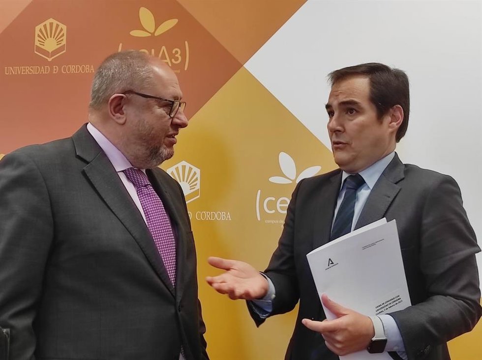 Nieto (dcha.) habla con Torralbo en el Rectorado de la UCO.