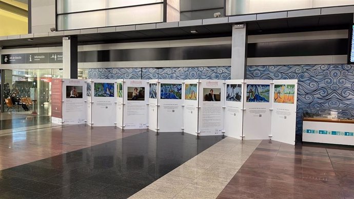 La exposición 'Cuadros con Esperanza' en la estación María Zambrano de Málaga.