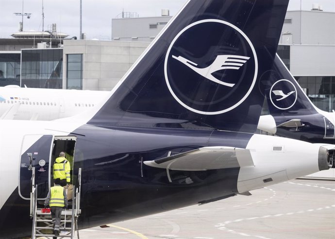 FILED - 06 January 2023, Hesse, Frankfurt/Main: A Lufthansa passenger plane stands at the airport in Frankfurt. Photo: Boris Roessler/dpa