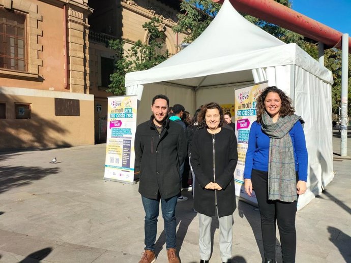 El director del IbJove, Ti Lliteres, la consellera de Asuntos Sociales y Deportes, Fina Santiago, y la directora general de Infancia, Juventud y Familias, Marta Carrió.