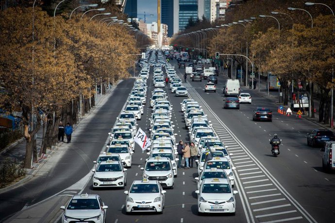 Taxis parados durante una marcha pacífica convocada por la Federación Profesional del Taxi de Madrid (FPTM), a 24 de enero de 2023, en Madrid