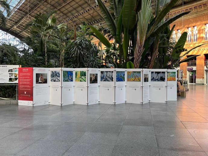 La exposición 'Cuadros  con Esperanza', que combina inteligencia artificial, robótica y arte para concienciar sobre el cáncer de mama triple negativo metastásico,  en la Estación del Norte de Valencia