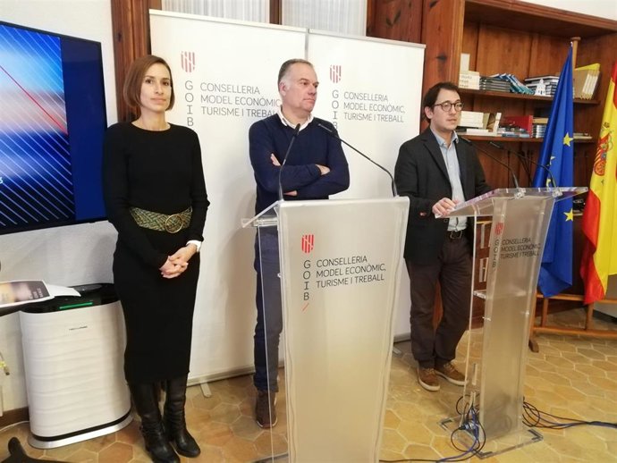 La directora general de Turismo, Isabel Vidal; el director general de Modelo Económico y Empleo, Lloren Pou; y el conseller de Modelo Económico, Turismo y Trabajo, Iago Negueruela, en la rueda de prensa.