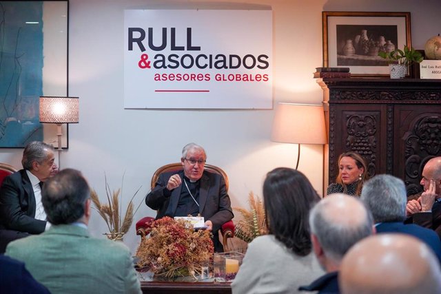 El arzobispo de Sevilla, José Ángel Saiz Meneses, durante el desayuno empresarial de Rull & Asociados, junto al CEO, José Luis Rull; la directora global, Ana de la Peña, y el alcalde, Antonio Muñoz.
