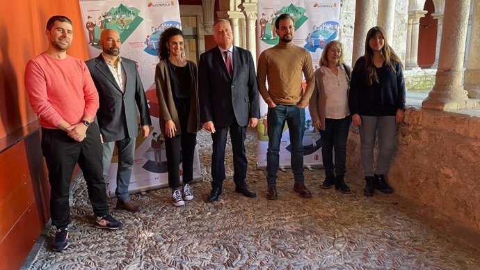 En el centro de la imagen, el presidente de Sodebur, Lorenzo Rodríguez, junto con agentes de desarrollo local de la provincia de Burgos.