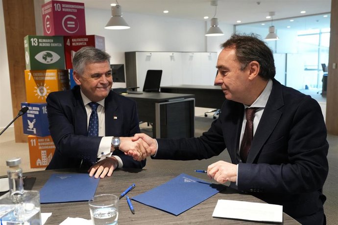 El director general de URA, Antonio Aiz, y el presidente del Consorcio de Aguas Bilbao Bizkaia, Kepa Odriozola, firman un convenio en Gernika (Bizkaia)  para obras de abastecimiento en Bustuarialdea