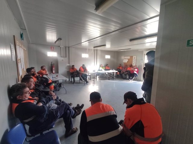 La asamblea de estibadores portuarios en Avilés ha decidido presentar un preaviso de huelga "ante la imposibilidad de llegar a acuerdos" con las empresas sobre el futuro del personal estibador.