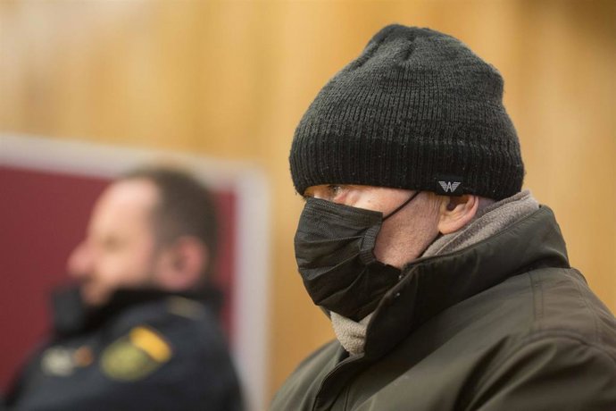 El acusado, José Carnero, conocido como O Chucán,sentado en el banquillo durante el juicio en la Audiencia Provincial de Lugo, a 2 de febrero de 2023, en Lugo, Galicia, (España). O Chucán, vecino de Sober, Lugo, vuelve a sentarse en el banquillo por