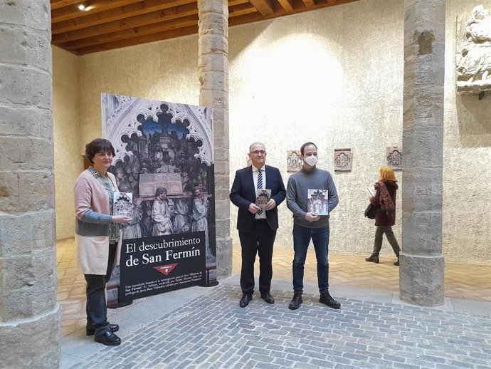 El alcalde de Pamplona, Enrique Maya, junto al presidente de la Asociación Cultural y Peña Sanferminera Pompaelo, Miguel Cornejo, y la traductora del libro 'Historia de San Fermín', Esther Herrera
