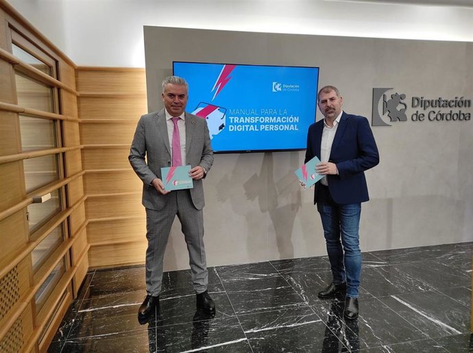 El delegado de Programas Europeos y Administración Electrónica de la Diputación de Córdoba, Víctor Montoro (izda.), en la presentación del Manual de Transformación Digital Personal.