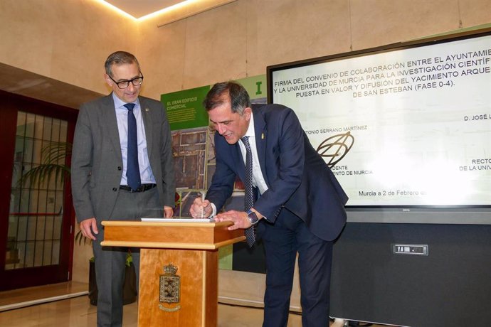 El alcalde de Murcia y el rector de la UMU firman un convenio para la recuperación de San Esteban