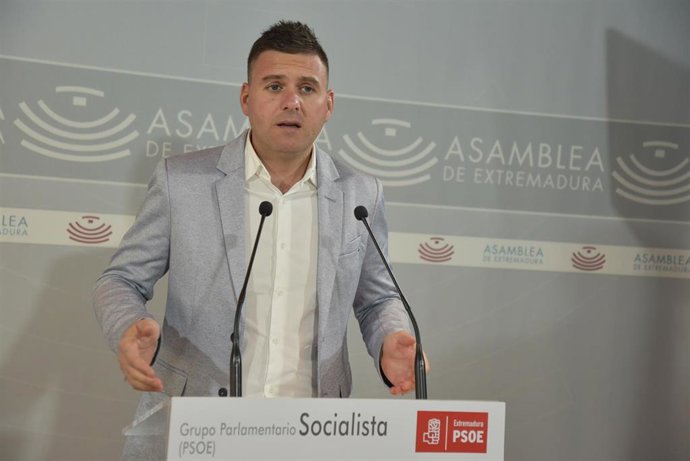 El diputado del PSOE en la Asamblea de Extremadura Felipe Redondo en rueda de prensa