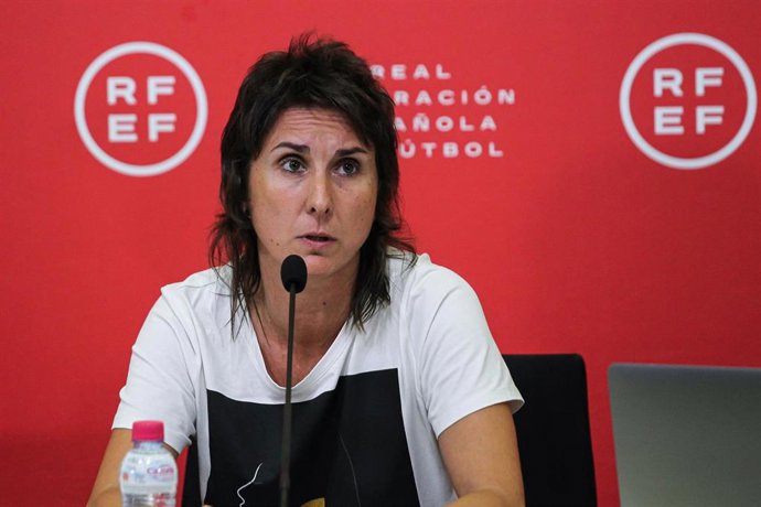 Archivo - La colegiada Marta Frías Acedo durante una rueda de prensa en la Ciudad del Fútbol de Las Rozas 