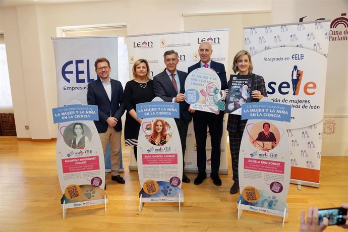 El alcalde de León y representantes de la Fele durante la presentación de la campaña para visibilizar a la mujer y a la niña en el ámbito de la ciencia.