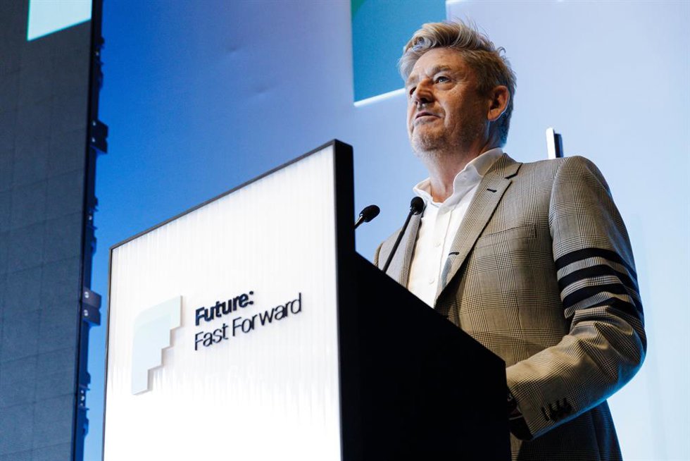 El presidente de Seat y Cupra, Wayne Griffiths, conversan a su llegada a la presentación de Future: Fast Forward, agrupación empresarial del sector de la automoción, en el Espacio La Nave, a 2 de febrero de 2023, en Madrid (España). 