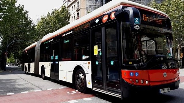 Archivo - Un autobús de TMB