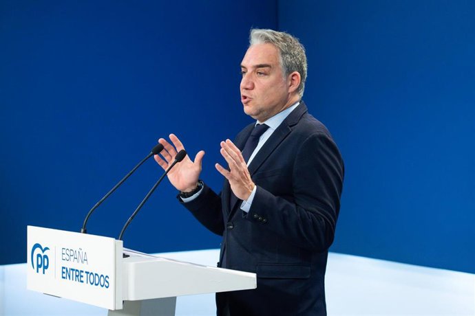 El coordinador general del PP y director de Campaña, Elías Bendodo, durante una rueda de prensa, en la sede nacional del PP, a 2 de febrero de 2023, en Madrid (España). La rueda de prensa tiene lugar antes de la reunión de los coordinadores de campaña d