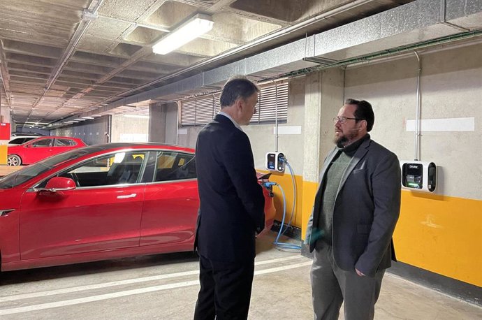 Archivo - Paracuellos.- El aparcamiento Chorrillo Alta cuenta con seis nuevos puntos de recarga para vehículos eléctricos 