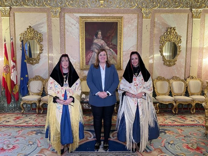 Las alcaldesas de Zamarramala reciben el bastón de mando de la ciudad de manos de la alcaldesa de Segovia, Clara Martín
