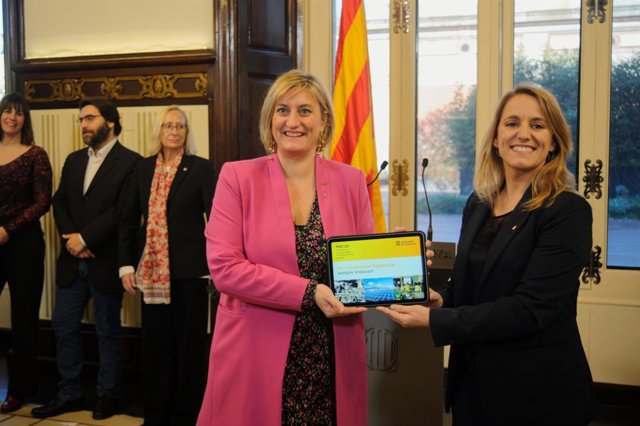 La vicepresidenta del Parlament en funcions de presidenta, Alba Vergés, amb la consellera d'Economia, Natàlia Mas
