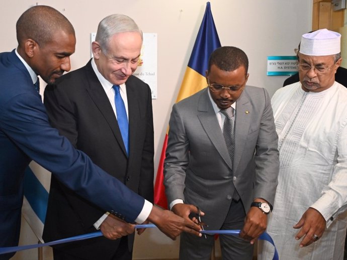 El primer ministro de Israel, Benjamin Netanyahu (centro-izquierda), y el presidente de transición de Chad, Mahamat Idriss Déby (centro-derecha) durante la inauguración de la Embajada de Chad en Israel