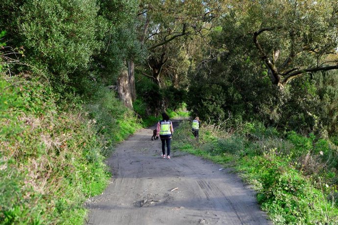 Agentes de policía en la búsqueda de la desaparición del joven de 17 años, Mohamed Ali, a 1 de febrero de 2023, en Ceuta (España)