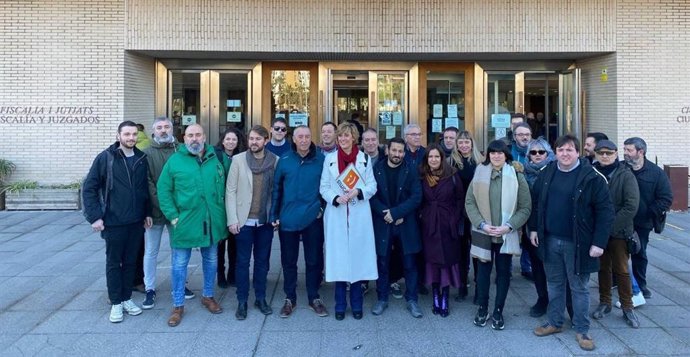 Vernica Ruiz a su llegada a los juzgados, rodeada de compañeros de Compromís