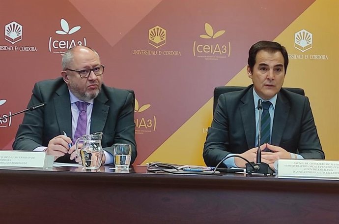 Nieto (dcha.) interviene junto a Torralbo tras la firma del convenio.