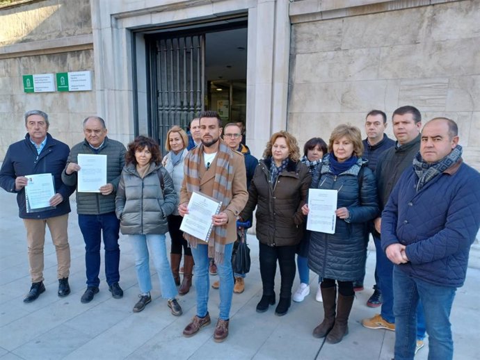 Alcaldes socialistas de la provincia de Granada a las puertas de la sede de la Junta.
