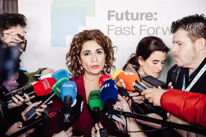 La ministra de Hacienda y Función Pública, María Jesús Montero, atiende a medios a su llegada a la presentación de Future: Fast Forward, agrupación empresarial del sector de la automoción, en el Espacio La Nave, a 2 de febrero de 2023, en Madrid.