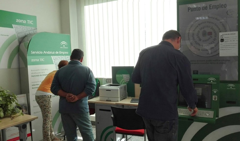 Archivo - Imagen de archivo de usuarios en una oficina del Servicio Andaluz de Empleo.