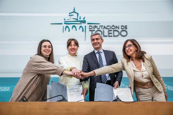 La consejera de Igualdad y portavoz del Gobierno regional, Blanca Fernández, y el presidente de la Diputación Provincial de Toledo, Álvaro Gutiérrez, firman el convenio de colaboración para la puesta en marcha de actuaciones del Plan Corresponsables.