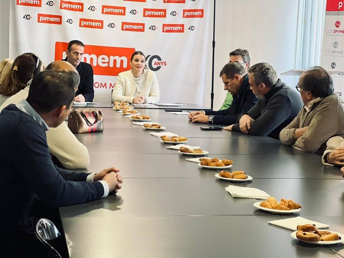La presidenta del PP de Baleares, Marga Prohens, junto al presidente de Pimem, Jordi Mora.