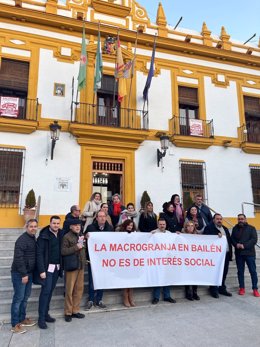 Concejales del PSOE y vecinos a las puertas del Ayuntamiento de Bailén