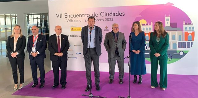 Representantes que han participado en la apertura del VII  Encuentro de Ciudades por la Seguridad Vial y la Movilidad Sostenible.