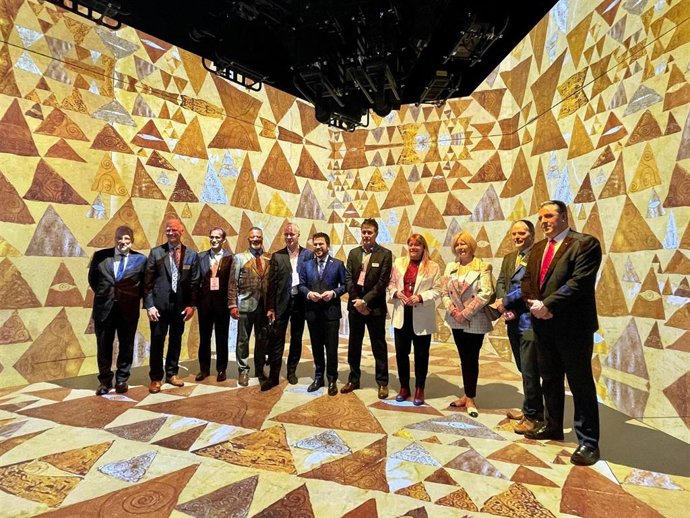 El presidente del Govern Pere Aragons, visita el salón del audiovisual ISE, celebrado en el recinto de Gran Via de Fira de Barcelona, acompañado por el ceo del salón, Mike Blackman, el presidente de Fira Barcelona, Pau Relat, y otras personalidades