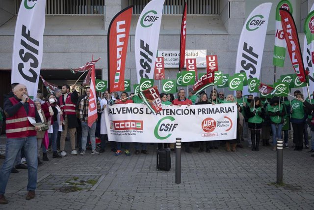 Concentración convocada por los sindicatos CCOO, CSIF y UGT para reclamar mejoras en la atención primaria el centro de salud de Las Letanías. A 02 de febrero de 2023, en Sevilla (Andalucía, España). 