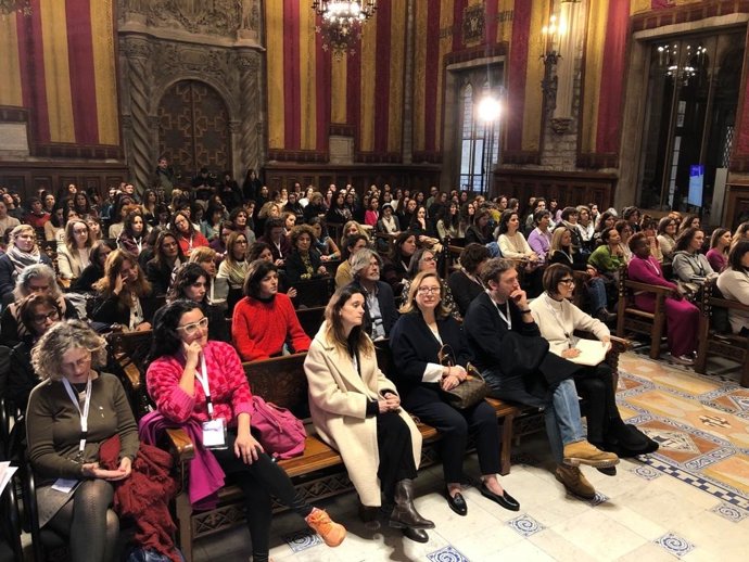 Acto de '#100tífiques' en el Saló de Cent del Ayuntamiento de Barcelona a 2 de febrero de 2023